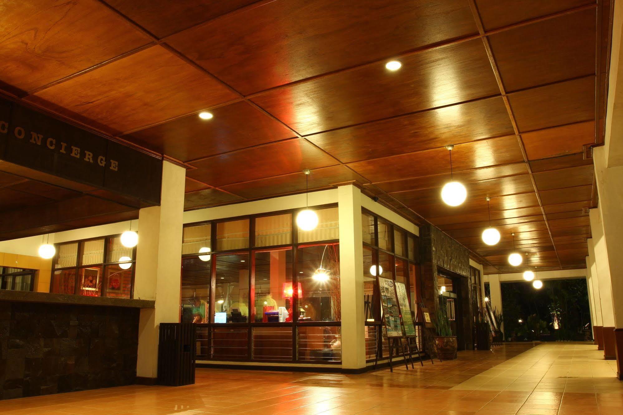 Mesra Business & Resort Hotel Самаринда Екстериор снимка